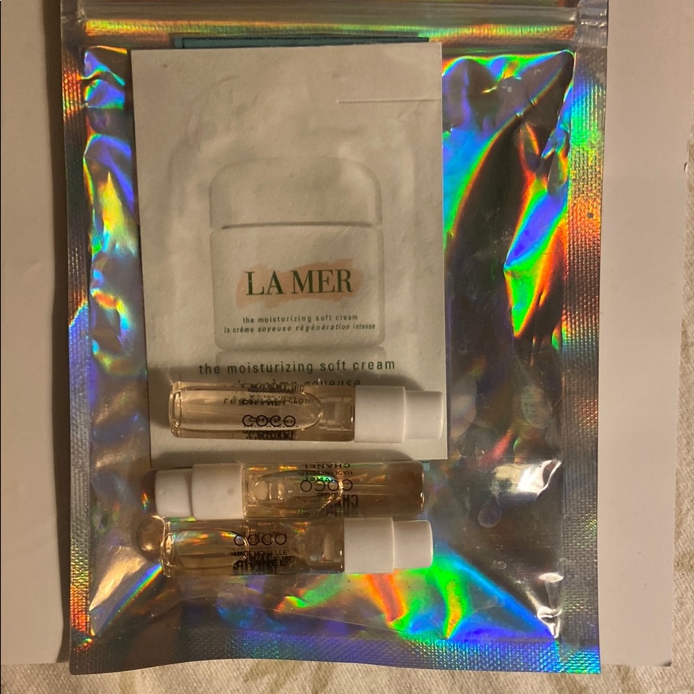 Pack of La Mer's The Moisturizing Soft Cream & 3 Chanel Perfume Samples
